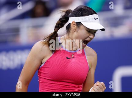 Flushing Meadow, United, Sagte. August 2024. Emma Raducanu aus dem Vereinigten Königreich feiert, nachdem sie in der ersten Runde gegen Sofia einen Punkt gewonnen hat. Kenin bei den US Open Tennis Championships 2024 im USTA Billie Jean King National Tennis Center am Dienstag, den 27. August 2024 in New York City. Foto: John Angelillo/UPI Credit: UPI/Alamy Live News Stockfoto