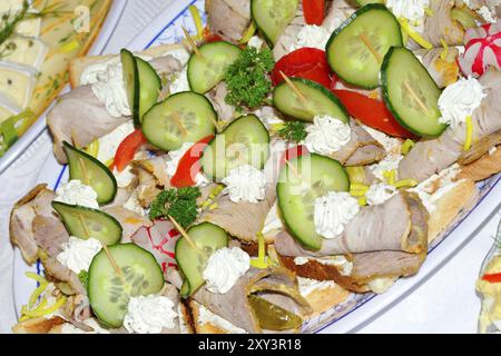 Verschiedene Kaltplatten. Verschiedene Kaltplatten plates.canapes Stockfoto