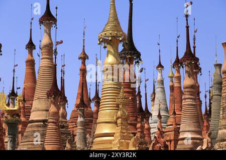 Einige der 1054 Pagoden des in-dein Pagoda Forest am Inle Lake Stockfoto