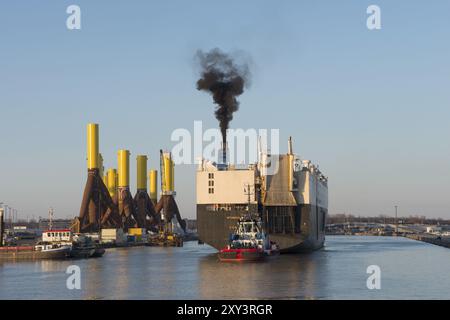 Ro-Ro-Fahrgastschiff Hyundai Monrovia Nr. 106 im nördlichen Hafen von Bremerhaven. Stative und Jackenfundamente im Hintergrund. Ro-Ro-Passagier Stockfoto