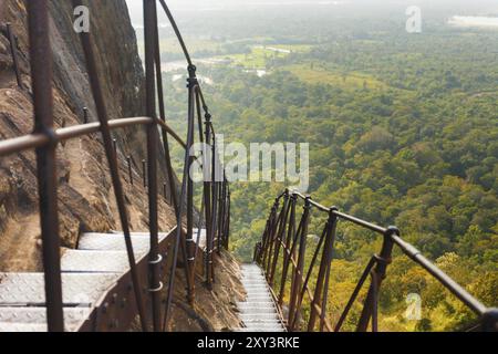 Steile und prekäre Metallstufen führen vom Sigiriya-Felsen hinunter ins Tal Stockfoto