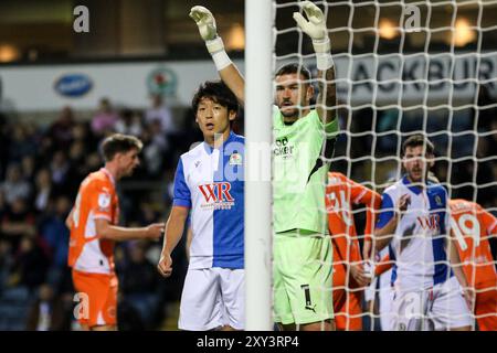 Blackburn, Großbritannien. August 2024. Ewood Park, Blackburn, England, 27. August 2024: Yuki Ohashi (23 Blackburn Rovers) und Torhüter Richard O’Donnell (1 Blackpool) während der zweiten Runde des Carabao Cup-Spiels zwischen Blackburn Rovers und Blackpool im Ewood Park in Blackburn, England am 27. August 2024. (Sean Chandler/SPP) Credit: SPP Sport Press Photo. /Alamy Live News Stockfoto