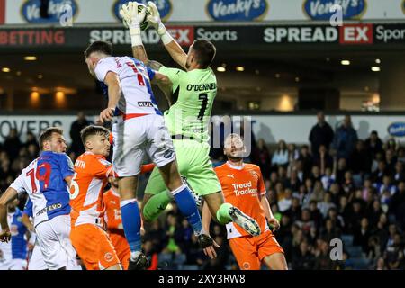 Blackburn, Großbritannien. August 2024. Ewood Park, Blackburn, England, 27. August 2024: Torhüter Richard O’Donnell (1 Blackpool) hält den Ball während der zweiten Runde des Carabao Cup-Spiels zwischen den Blackburn Rovers und Blackpool im Ewood Park in Blackburn, England am 27. August 2024. (Sean Chandler/SPP) Credit: SPP Sport Press Photo. /Alamy Live News Stockfoto