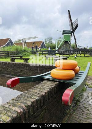 Zaandam, Niederlande. 30. April 2024. Touristen im Zaanse Schans. Typisch Niederländisch: Holzschuhe, Tulpen und Windmühlen Stockfoto