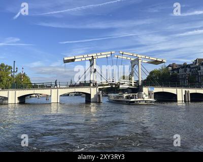 Amsterdam, Niederlande. August 2023. Die dünne Brücke in Amsterdam Stockfoto