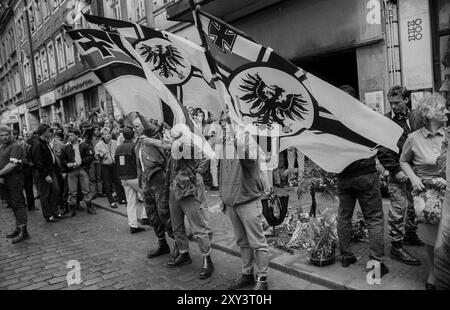 Deutschland, Dresden, 15. Juni 1991, Trauerzug für den neonazistischen Rainer Sonntag, erschossen von Zuhältern, Kranzniederlegung am Ort der Ermordung Stockfoto