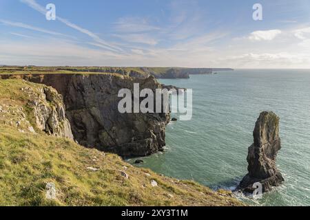 Küste bei der Grünen Brücke von Wales in der Nähe von Castlemartin und Merrion in Pembrokeshire, Wales, Großbritannien Stockfoto