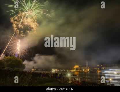 Solstice Feuerwerk mit Blick auf Duernstein, Rossatz-Arnsdorf, Niederösterreich, Österreich, Europa Stockfoto