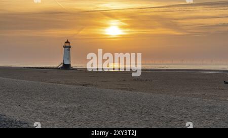 Sonnenuntergang am Leuchtturm in der Nähe von Ayr Talacre, Flintshire, Clwyd, Wales, Großbritannien Stockfoto