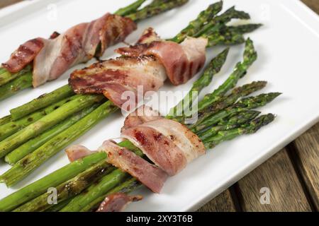 Mit Speck umwickelt Spargel und einige Gewürze Platte Stockfoto