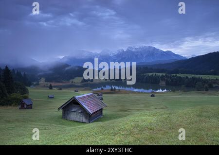 Holzhütte auf Almwiesen am Geroldsee, Bayern, Deutschland, Europa Stockfoto