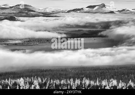 Morgennebel über dem Isteren-See, Engerdalsfjellet, Hedmark Fylke, Norwegen, Oktober 2011, Europa Stockfoto