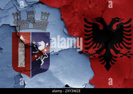 Flaggen von Tirana und Albanien auf rissige Wand gemalt Stockfoto