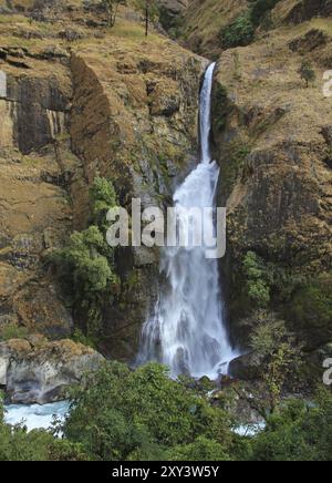 Wasserfall in der Nähe von Jagat, Annapurna Conservation Area, Nepal, Asien Stockfoto