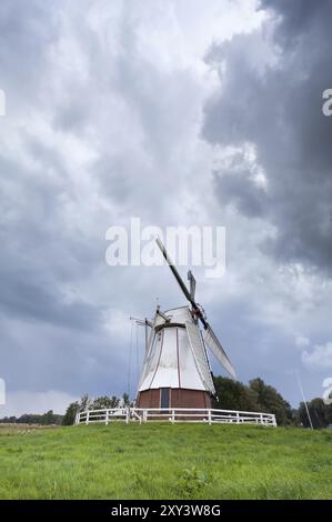 Weiße Windmühle und stürmischer Himmel, Niederlande Stockfoto