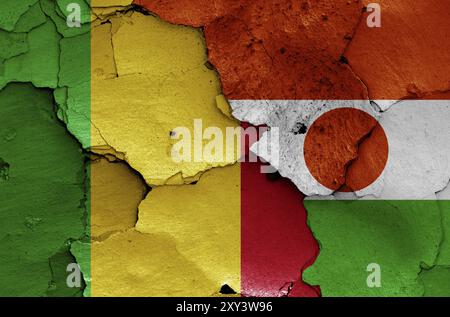 Flaggen von Mali und Niger auf gerissene Wand gemalt Stockfoto