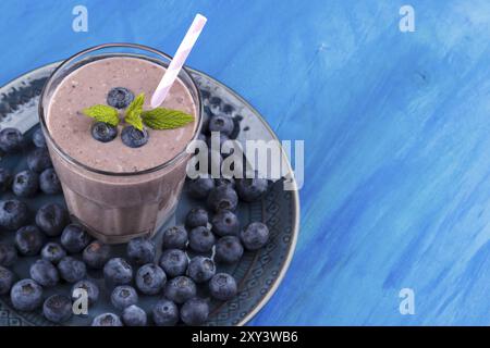 Gesunden Blueberry Smoothie auf Keramikplatte mit reifer Heidelbeeren. Textfreiraum Stockfoto