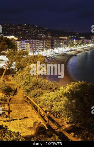 Lloret de Mar Stadt bei Nacht, Blick auf den Park am Hang in einem Küstenort an der Costa Brava am Mittelmeer in Katalonien, Spanien, Europa Stockfoto