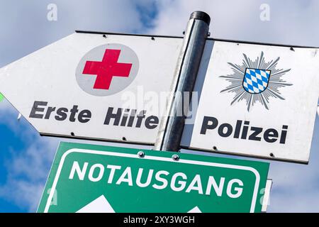 Erste Hilfe, Polizei, Notausgang, Schilder beim Volksfest Plärrer, Augsburg, August 2024 Deutschland, Augsburg, August 2024, erste Hilfe, Polizei, Notausgang, Schilder beim Augsburger Plärrer, Schwabens größtes Volksfest, Symbolfoto Sicherheit, Bayern, bayerisch, bayerische, Aussen, Aussenaufnahme, Querformat, *** erste Hilfe, Polizei, Notausstieg, Schilder beim Volksfest Plärrer, Augsburg, August 2024 Deutschland, Augsburg, August 2024, erste Hilfe, Polizei, Notausstieg, Schilder am Augsburger Plärrer, Schwabias größtes Volksfest, symbolischer Fotoschutz, Bayern, Bayerisch, Bayerisch, außen, Stockfoto