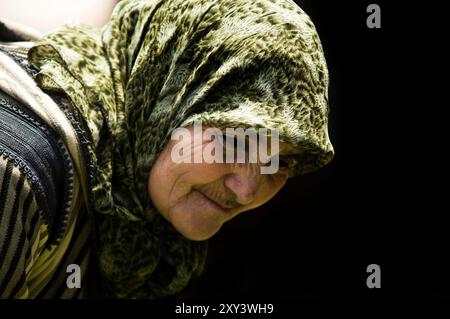 Porträt einer älteren marokkanischen Frau, aufgenommen in der Medina von Fes, Marokko. Stockfoto