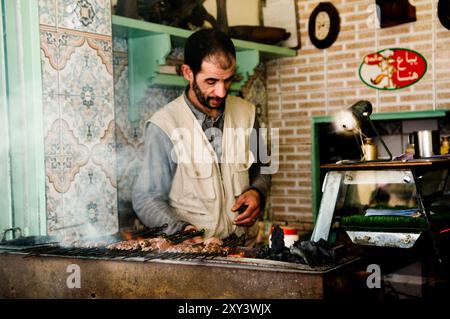 Grillspieße in einem kleinen Restaurant in der Altstadt von Fes, Marokko. Stockfoto