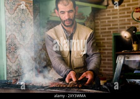 Grillspieße in einem kleinen Restaurant in der Altstadt von Fes, Marokko. Stockfoto