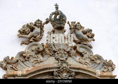 Barocke Skulpturen und Verzierungen an der vorderen Fassade eines alten und historischen Kirche in der Stadt von Sabara in Minas Geraisil Stockfoto