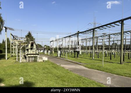 Linker Transformator in Unterstation für Stromversorgung Rechte Schaltanlagenkonsole für die Stromverteilung im Außenbereich, Nordrhein-Westfalen, Deutschland, Europa Stockfoto