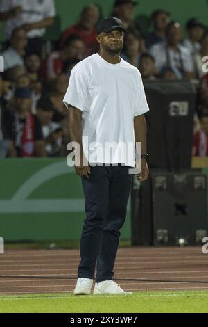 Fußballspiel, Trainer Vincent KOMPANY FC Bayern München entspannt an der Seitenlinie, Donaustadion, Ulm, Deutschland, Europa Stockfoto