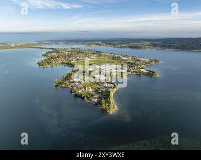 Aus der Vogelperspektive auf die Nordwestspitze der Insel Reichenau im Bodensee mit dem Stadtteil Niederzell und der Säulenbasilika St. PE Stockfoto