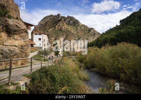 Malerischer Blick auf das Dorf Arnedillo mit dem Fluss Cidacos Stockfoto