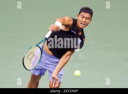 Flushing Meadow, United, Sagte. August 2024. Li Tu aus Australien dient Carlos Alcaraz aus Spanien im Arthur Ashe Stadium in der ersten Runde der US Open Tennis Championships 2024 im USTA Billie Jean King National Tennis Center am Dienstag, den 27. August 2024 in New York City. Foto: John Angelillo/UPI Credit: UPI/Alamy Live News Stockfoto