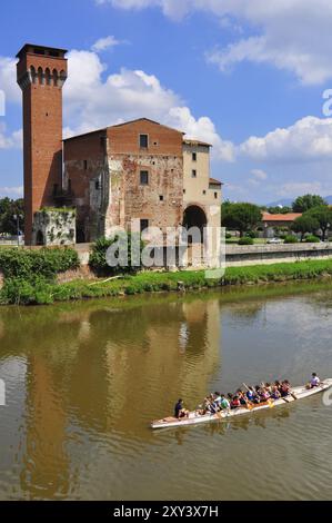 Guelphenturm der alten Zitadelle, Pisa, Italien, mit einem Ruderboot, das vorbeifährt, Europa Stockfoto