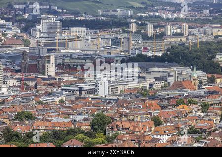 Stadtblick auf Stuttgart. Blick auf das Stadtzentrum mit den zentralen Sehenswürdigkeiten wie Stiftskirche, Rathausturm, Schlossplatz, Hauptbahnhof Stockfoto