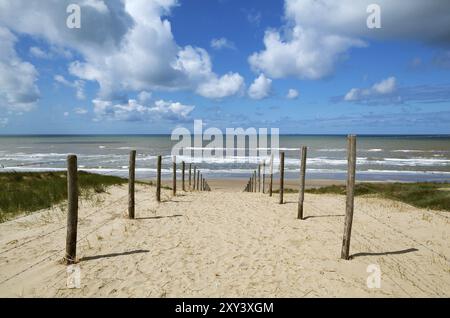 Pfad unter blauem Himmel zur Nordsee in Zandvoort aan Zee in den Niederlanden Stockfoto