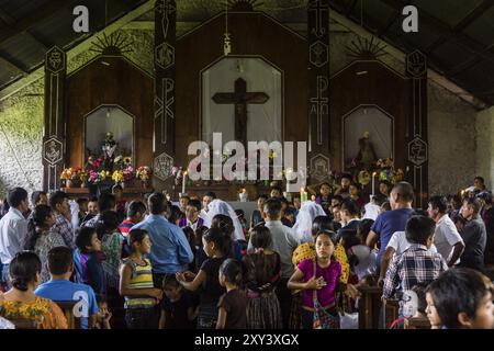 Feier von Gemeindehochzeiten in Lancetillo, La Parroquia, Reyna, Quiche, Guatemala, Mittelamerika Stockfoto