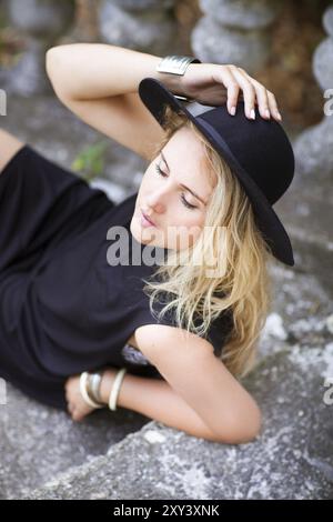 Mode-Portrait von junge Frau schöne Hippie Boho schicke Kleidung und schwarzen Hut im Freien tragen Stockfoto