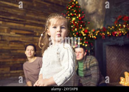 Weihnachten Familienporträt im Hause Urlaub Wohnzimmer mit geschmückter Weihnachtsbaum Stockfoto