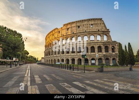 Sonnenaufgang im Kolosseum, Rom, Italien, Europa Stockfoto