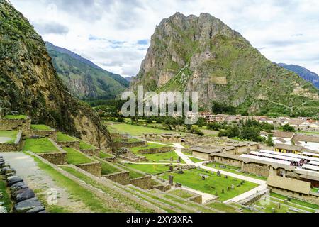 Ansicht der Inka Ausgrabungsstätte mit dem Sonne-Bügel auf dem Berg Ollantaytambo in Peru Stockfoto