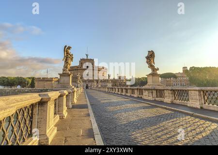 Die Skyline der Stadt Rom bei Sonnenaufgang am Castel Sant Angelo und am Tiber, Rom (Roma), Italien, Europa Stockfoto