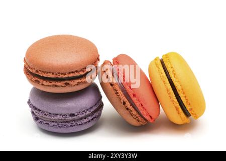 Bunte frische Macarons auf weißem Hintergrund Stockfoto