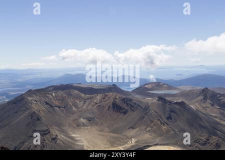 Blick auf den Zentralkrater, den Südkrater, den Vulkan Te Maari von der Spitze des Mount Ngauruhoe Stockfoto