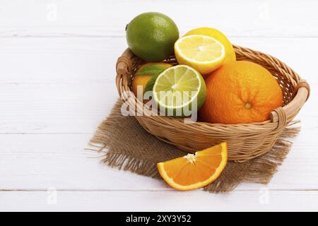 Korb von Zitrusfrüchten auf weißem Holz Hintergrund Stockfoto