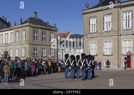 Kopenhagen, Dänemark, 16. März 2016: Wechselnde Zeremonie der königlichen Garde im Schloss Amalienborg, Europa Stockfoto