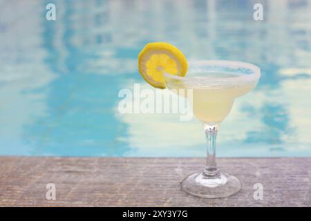 Cocktail Glas im Freien am Pool. Margarita Stockfoto