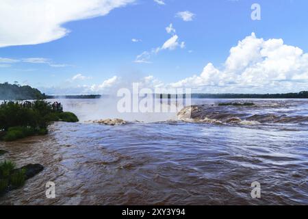 Iguazu Wasserfälle an der argentinischen Grenze während des Regenmonats Stockfoto