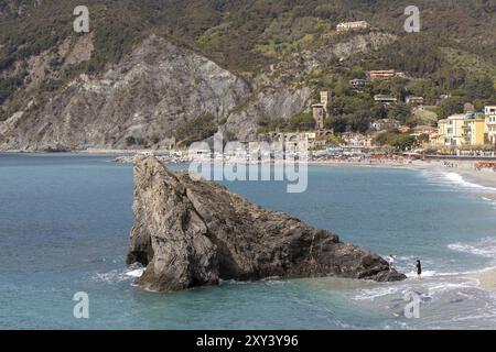 MONTEROSSO, LIGURIEN/ITALIEN, 22. APRIL : Blick auf die Küste von Monterosso Ligurien Italien am 22. April 2019. Nicht identifizierte Personen Stockfoto