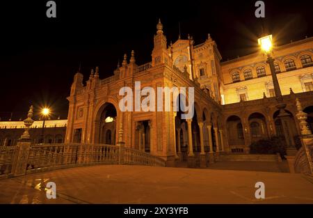 Wunderschöne Plaza de Espana bei Nacht in Sevilla, Spanien, Europa Stockfoto