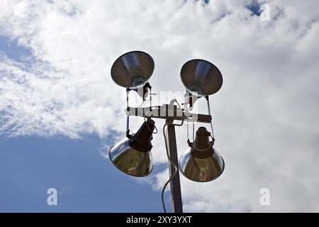 Mobile Blitzausrüstung für den Außenbereich an einem sonnigen Tag Stockfoto